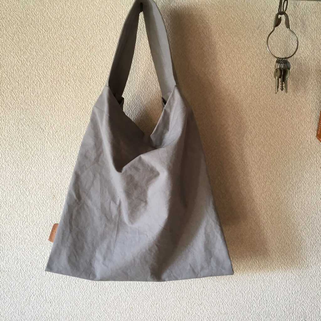 coyotE noaのもち手がひとつのしかくいカバン<ライトグレー> オリジナル ハンドメイド ハンドメイドバッグ 手作り バッグ コットンキャンバス生地 エコバッグ コンパクト