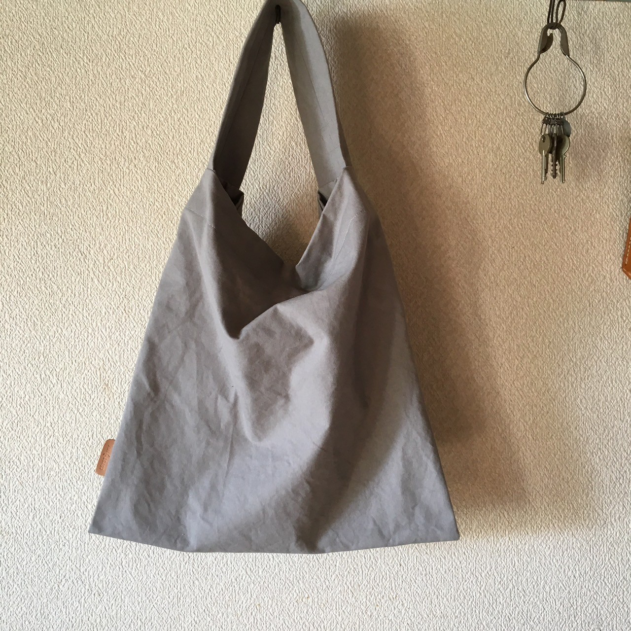 coyotE noa のもち手がひとつのしかくいカバン ＜ライトグレー＞ オリジナル ハンドメイド ハンドメイドバッグ 手作り バッグ コットンキャンバス生地 エコバッグ コンパクト